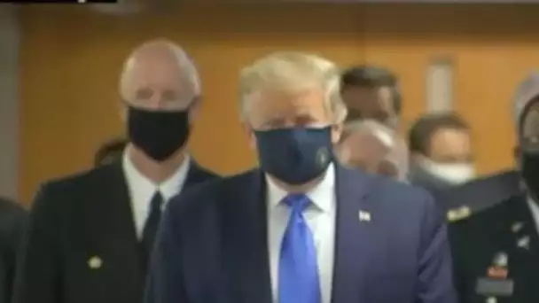 PHOTO #8211; Donald Trump forcé de porter un masque en public
