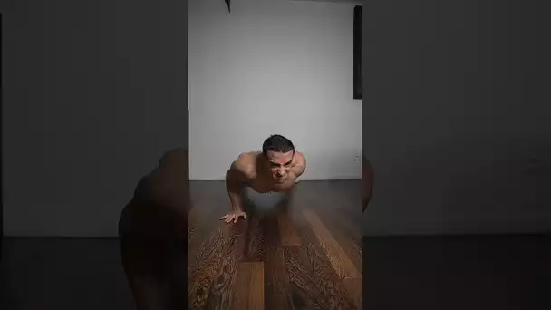 One arm push-up !! 😱