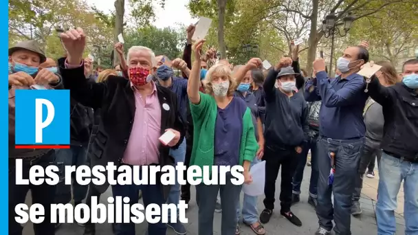Covid-19 : à Paris, des restaurateurs inquiets jettent leurs clés au sol