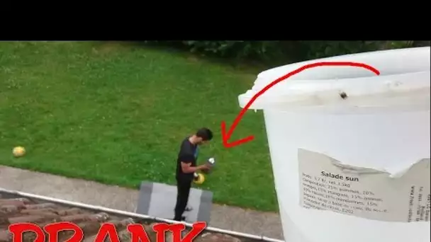 JE LUI VERSE UN SEAU D&#039;EAU PENDANT QU&#039;IL FAIS DU SPORT ! PRANK