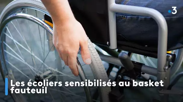 Les écoliers sensibilisés au basket fauteuil