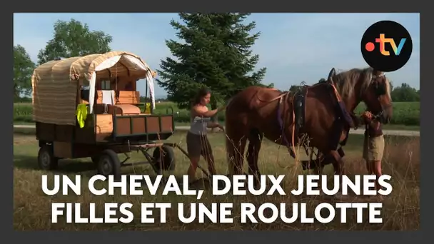 Insolite : un cheval, deux jeunes filles et une roulotte passent de village en village
