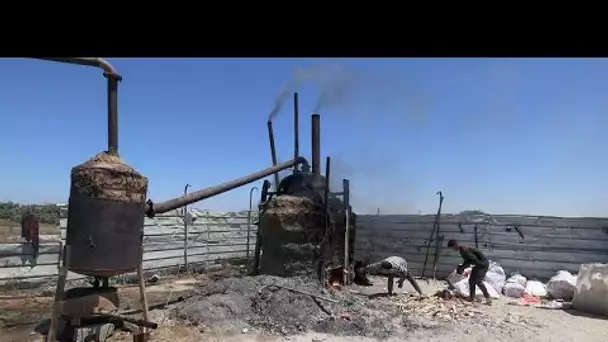 A Gaza deux frères font brûler des bouteilles de plastique pour en extraire du carburant