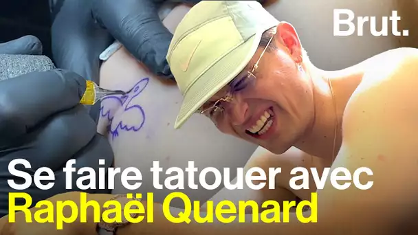 On a suivi Raphaël Quenard chez le tatoueur (notre journaliste est revenu avec un condor)