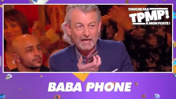 Cyril piège ses chroniqueurs avec le jeu du "Baba phone" pour une séquence darka