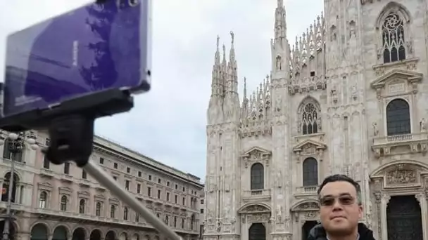 Les perches à selfie interdites à Milan