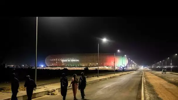 Football : le Sénégal se dote enfin d'un stade aux normes internationales • FRANCE 24
