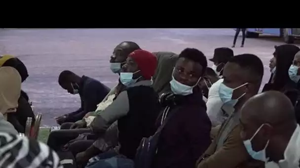 Tunisie : des migrants subsahariens partent dans l'urgence face au déferlement de haine • FRANCE 24