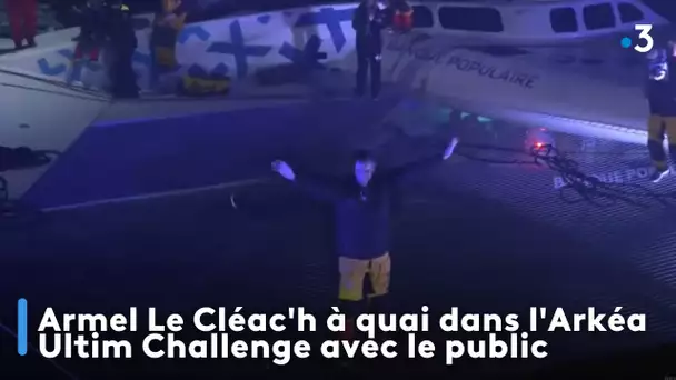 Armel Le Cléac'h à quai dans l'Arkéa Ultim Challenge avec le public