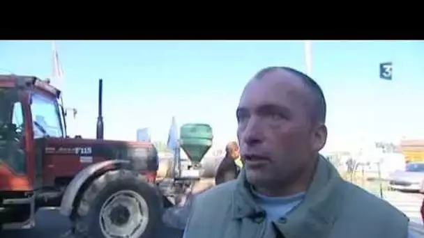 Les agriculteurs bloquent l&#039;accès à la base-travaux de la LGV à Nouâtre (Indre-et-Loire)