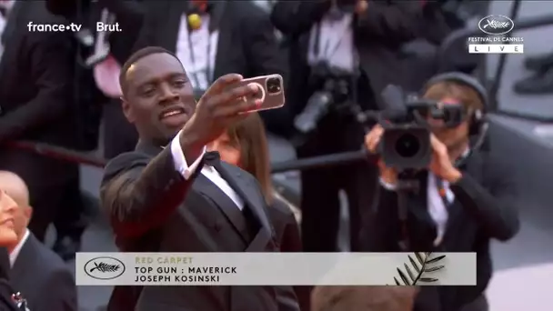 #Cannes2022. Omar Sy, le roi des selfies sur le tapis rouge de la montée des marches de Top Gun