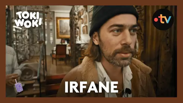 Irfane,  chanteur et compositeur au succès international, sur la place de la cathédrale à Strasbourg