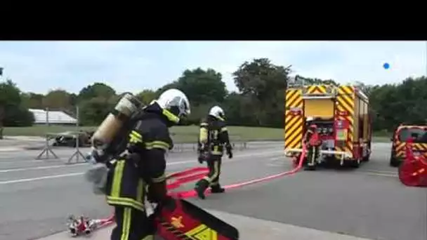 Pompiers professionnels et volontaires a la caserne de Pontivy