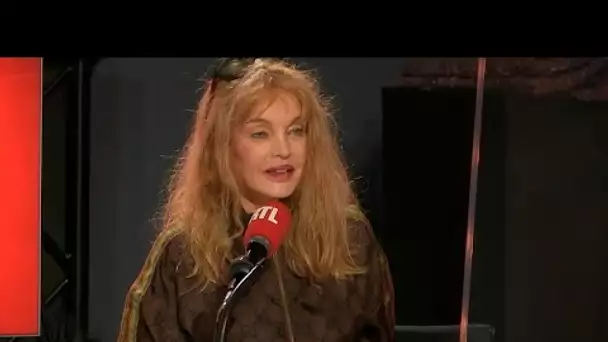 Arielle Dombasle apprend un nouveau mot