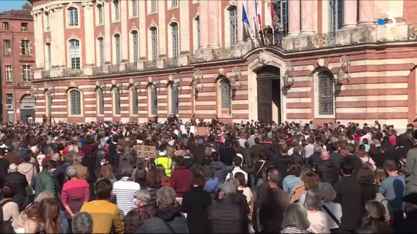 Toulouse : hommage de la foule place du Capitole