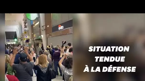 Evacuation les mains en l'air à La Défense après le signalement d'un homme armé