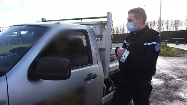 Il se fait enchaîner par les gendarmes pour une histoire de plaque