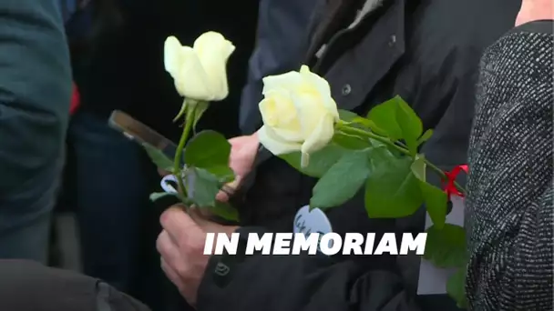 Proches et victimes du 13 novembre se recueillent avec des roses et des petits mots