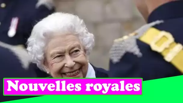 La reine a salué un "leader incroyable" alors qu'elle sort pour la première fois depuis le retour de