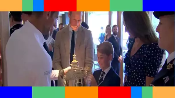 “Ne le fais pas tomber ” Le prince George adorable avec le trophée de Novak Djokovic à Wimbledon