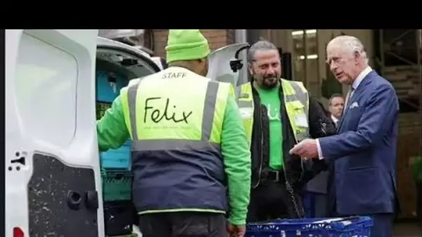 Le roi Charles de bonne humeur lors d'une visite en solo malgré le retrait de Camilla à la dernière