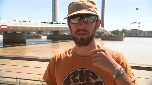 Bordeaux : des militants d'Extinction Rébellion enchaînés au pont Chaban