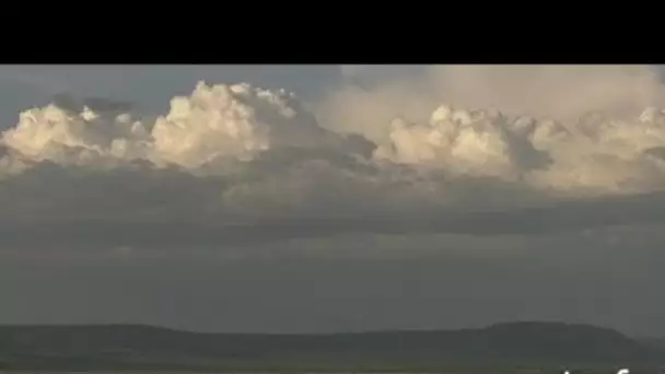 Kenya : lune blanche dans ciel bleu