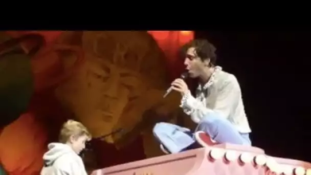 Le geste très classe de Mika avec un jeune fan en plein concert VIDEO