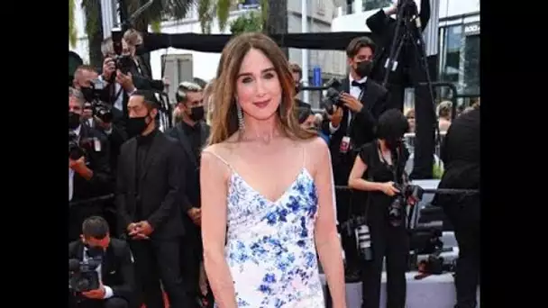PHOTOS – Cannes 2021 – Elsa Zylberstein illumine la Croisette en robe légère et...