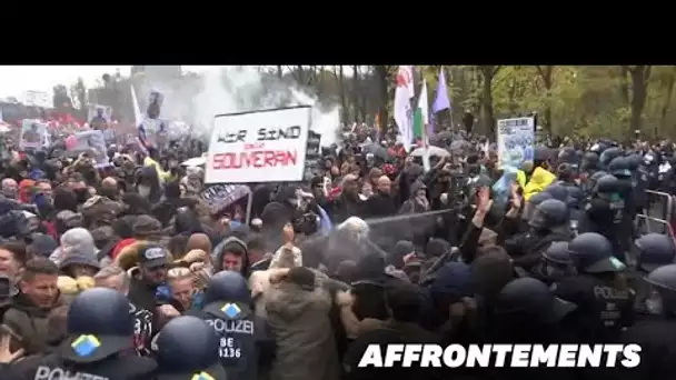 Des milliers d'anti-masques manifestent à Berlin contre Merkel