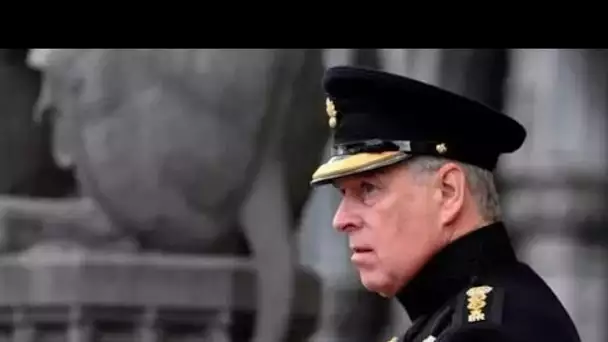 Duc d'York désespéré ! Andrew porte toujours son équipement militaire après que la reine ait dépouil