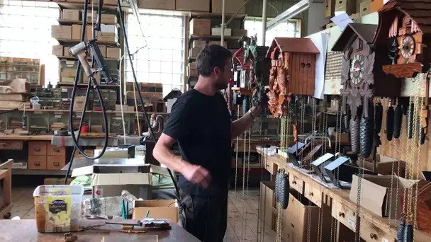 L'atelier de fabrication de pendules à coucous à Schonach en Forêt-Noire