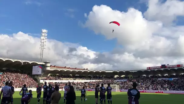 Un parachutiste arrive au match des légendes