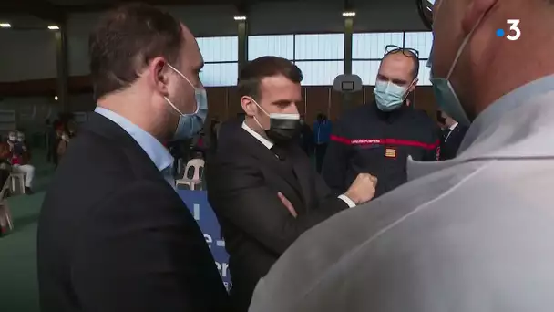 Visite d'Emmanuel Macron et Olivier Véran au centre de vaccination Jean Mineur de Valenciennes.