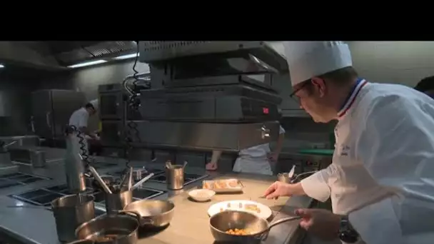 Le chef Éric Pras derrière les fourneaux pour un plat de fête aux saveurs étoilées