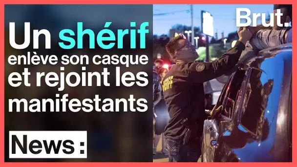 États-Unis : un shérif enlève son casque et rejoint les manifestants