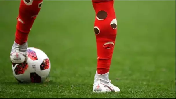Pourquoi les footballeurs font-ils des trous dans leurs chaussettes ? - Oh My Goal