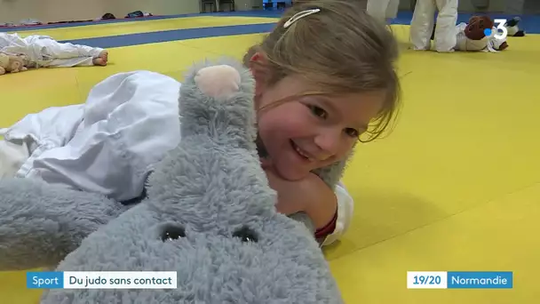 Les enfants découvrent le judo sans contact avec des Doudous