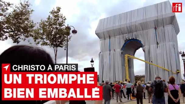 Paris : l'Arc de Triomphe comme un immense cadeau argenté • RFI