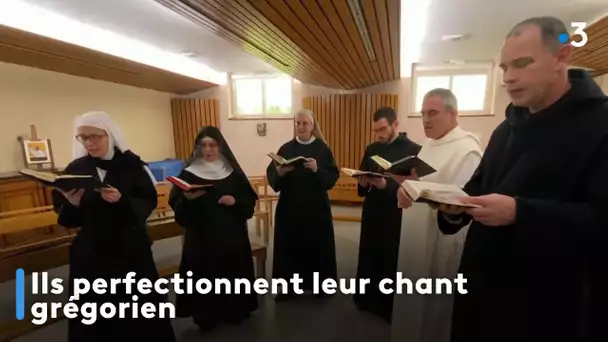 Religion. Ils perfectionnent leur chant grégorien