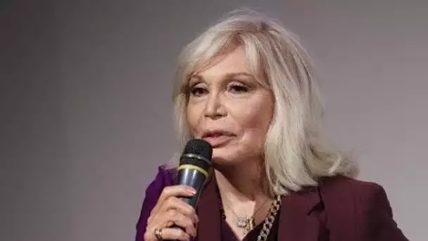 Amanda Lear s'affiche au bras d'un bel Apollon à moitié nu au bord d'une piscine