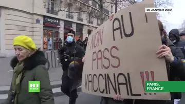 Des Gilets jaunes parmi les manifestants anti-pass à Paris