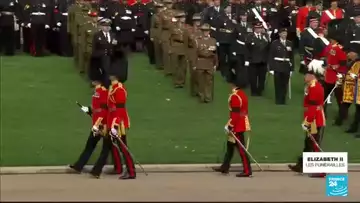 Funérailles d'Elizabeth II : le cercueil de la reine se rend en procession à Wellington Arch