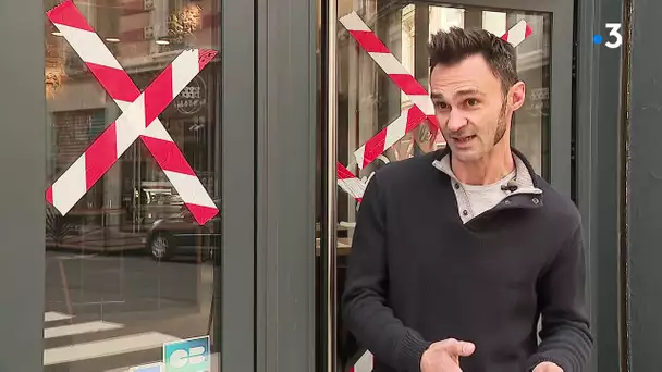 Grenoble : cafetiers et restaurateurs affichent une croix sur leur devanture contre la fermeture