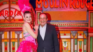Jean-Pierre Pernaut a l’œil qui brille : les danseuses du Moulin Rouge lui rendent...