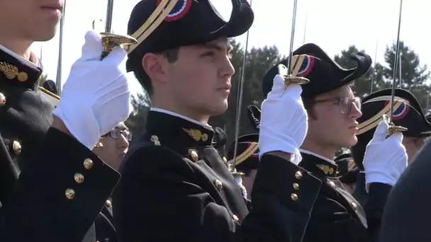 Les étudiants de Polytechnique défilent pour la première fois en uniforme