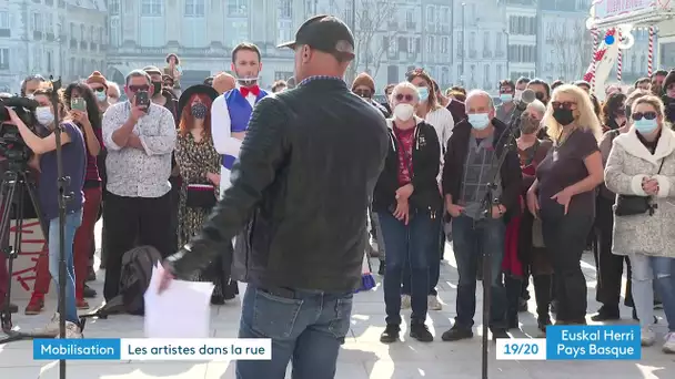 Après un an d'arrêt, 200 manifestants à Bayonne pour sauver le monde de la culture