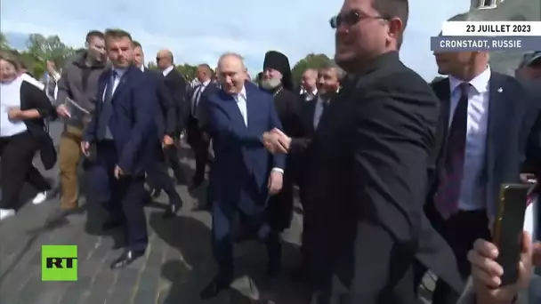 🇷🇺  À Cronstadt, Poutine se laisse prendre en photo avec des passants
