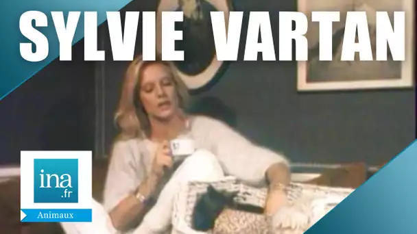 Sylvie Vartan chez elle avec ses animaux | Archive INA