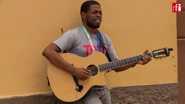 L'artiste angolais Toto ST interprète "Mankind" en acoustique @RFI